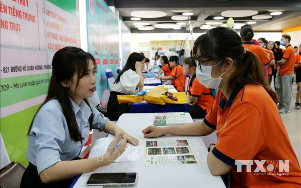 Người lao động tìm việc tại Ngày hội việc làm do Trường Đại học Công nghệ Thành phố Hồ Chí Minh tổ chức. (Ảnh: Thanh Vũ-TTXVN). Người lao động tìm việc tại Ngày hội việc làm do Trường Đại học Công nghệ Thành phố Hồ Chí Minh tổ chức. (Ảnh: Thanh Vũ-TTXVN).